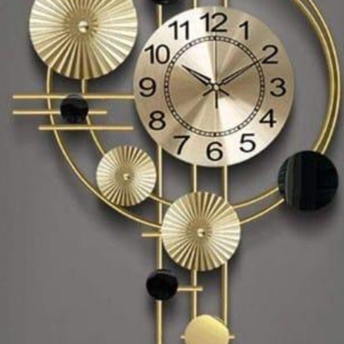 Circular Metallic plates wall centre designer Clock (21*1.5*36 Inches)