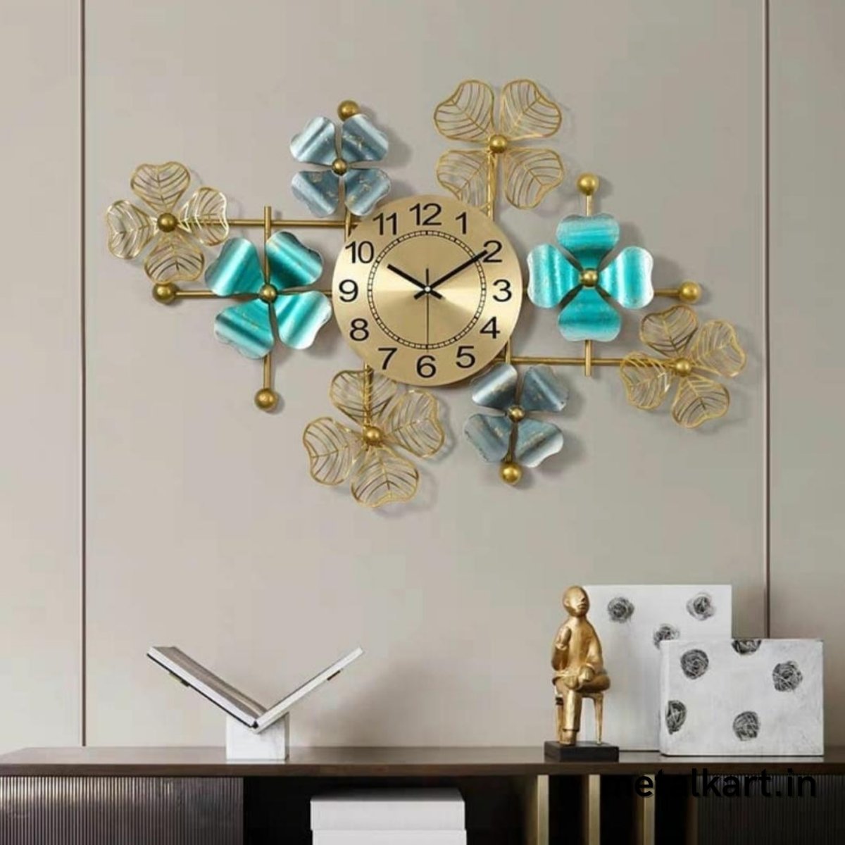 Big Clover Circled Metallic Wall Watch (33 x 23 Inches)