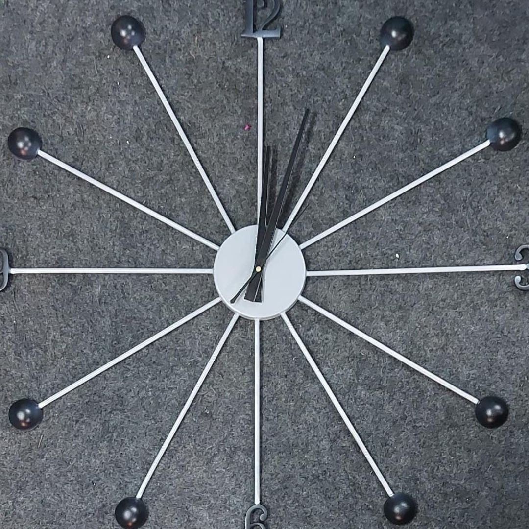 Designer Metallic Simple wall clock (Día 24 inches)