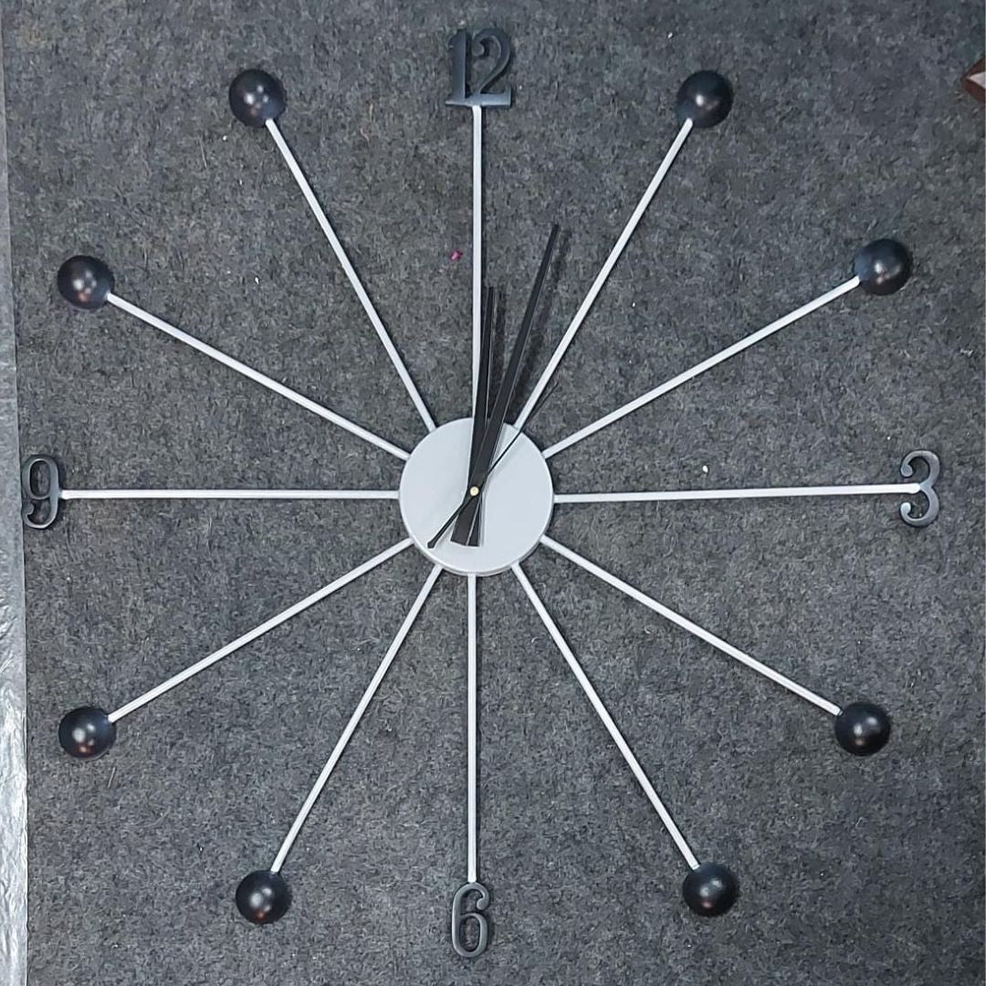 Designer Metallic Simple wall clock (Día 24 inches)