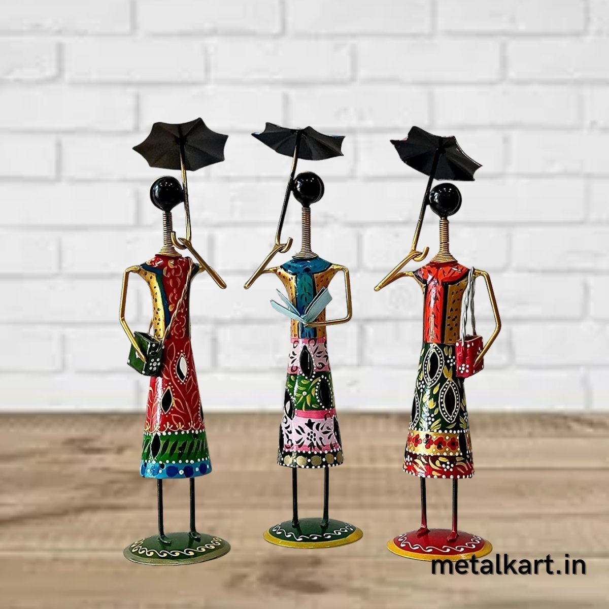 Metallic Multicolored 3 ladies with leaf-shaped Umbrella Table décor (11*3*3 Inches)